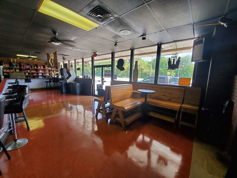 More Photos Of 17650 NW US Highway 19, Fanning Springs Bar For Sale