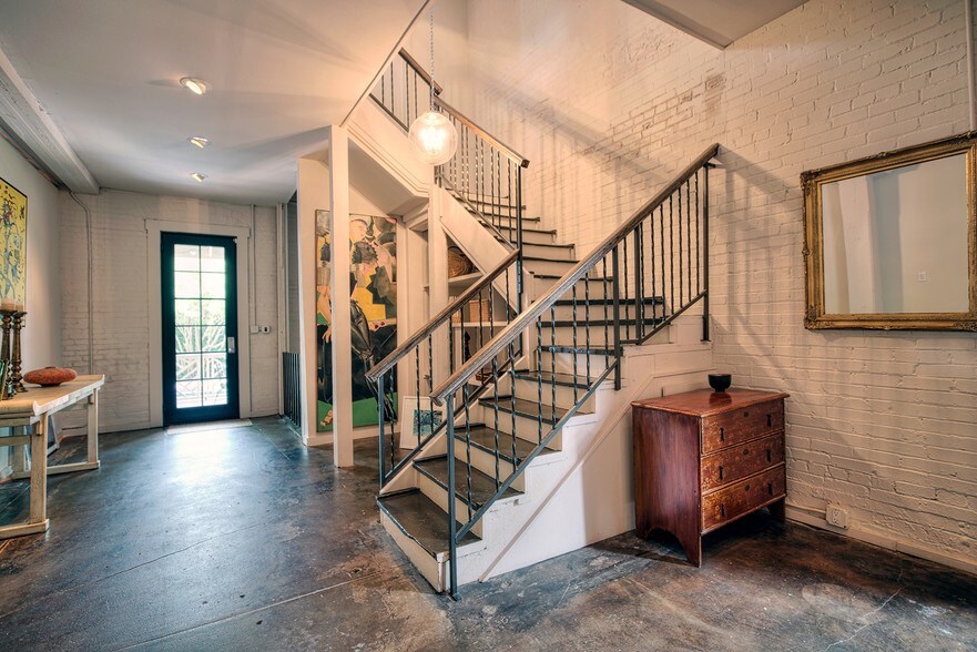 More Photos Of 2409 Commerce St, Houston Freestanding For Lease