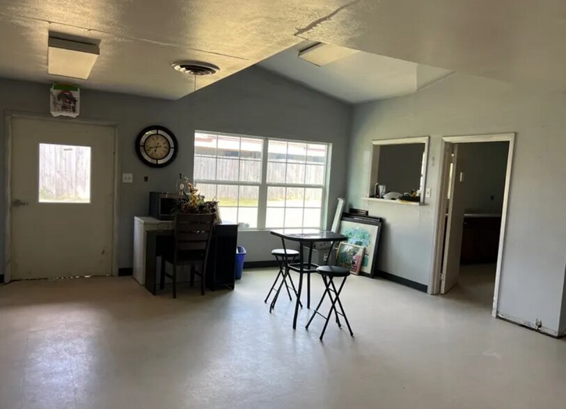 More Photos Of 569 Bear Dr, Timpson Medical For Sale