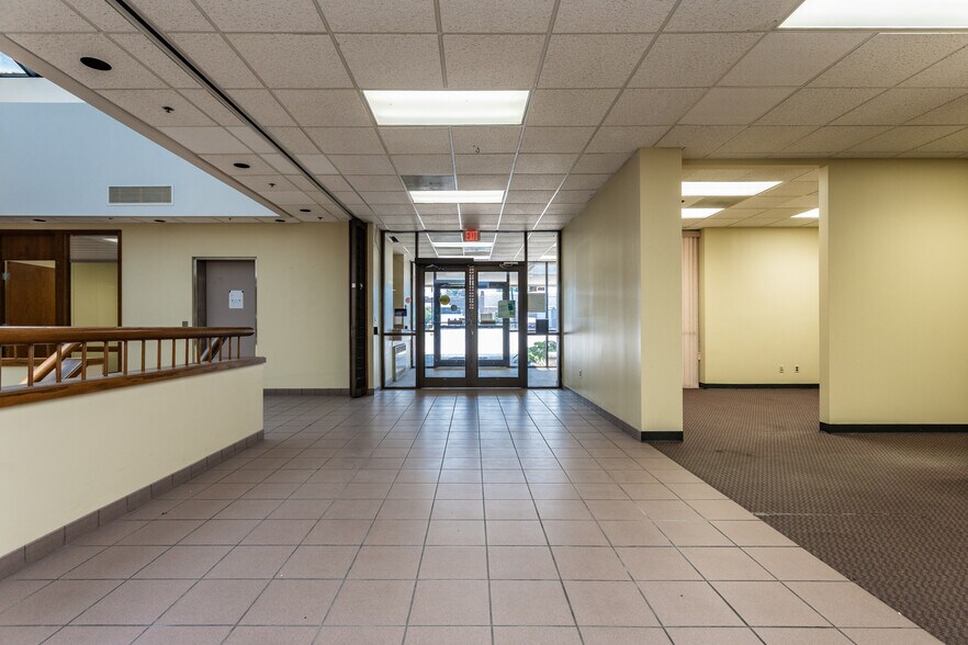 More Photos Of 1520 Washington Ave, Alton Bank For Sale