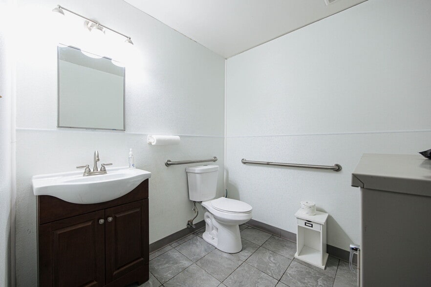 More Photos Of 4011 E Main St, Columbus Freestanding For Lease