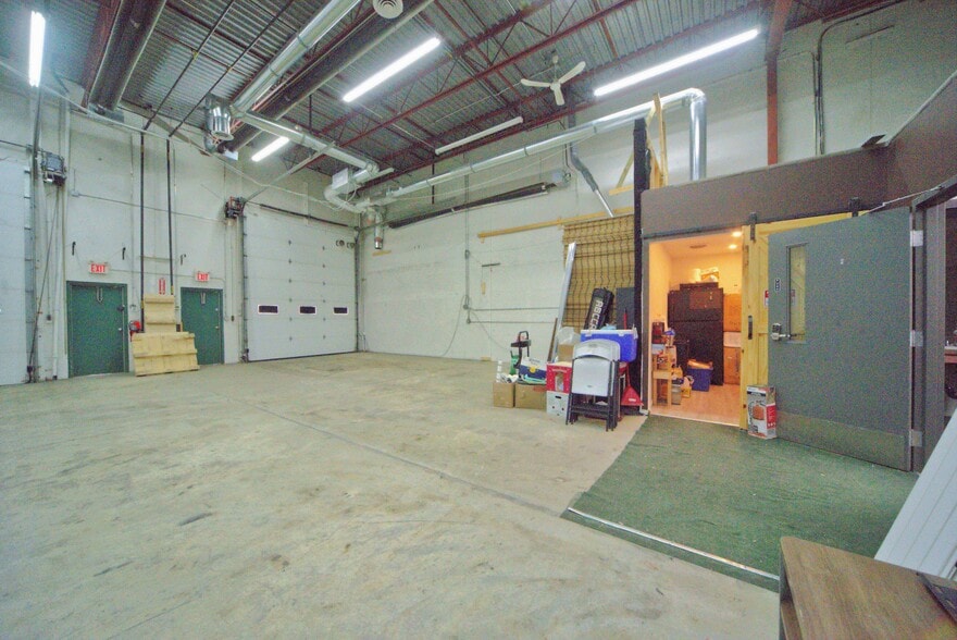 More Photos Of 1431 40th Ave NE, Calgary Light Distribution For Sale