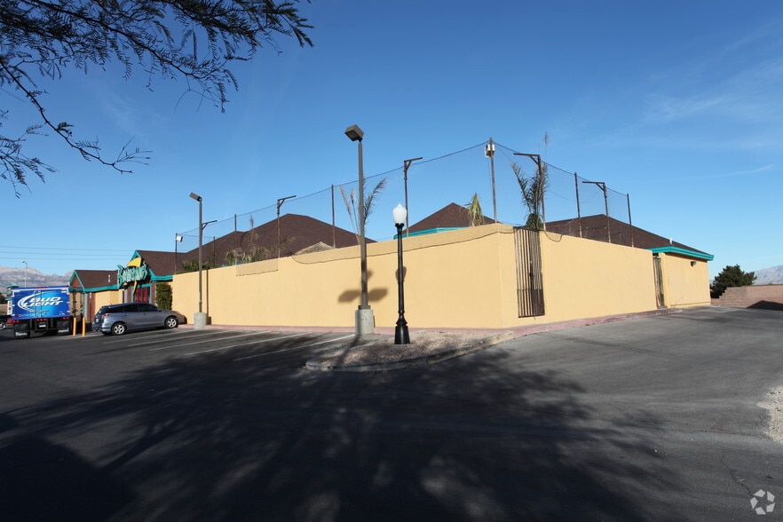 More Photos Of 6650 Vegas Dr, Las Vegas Freestanding For Lease