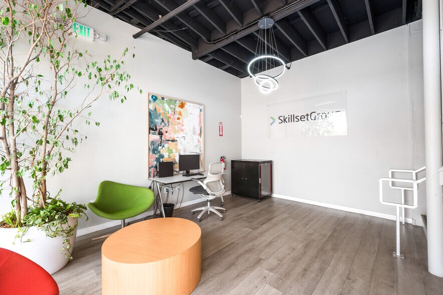 More Photos Of 800 E Dyer Rd, Santa Ana Showroom For Sale