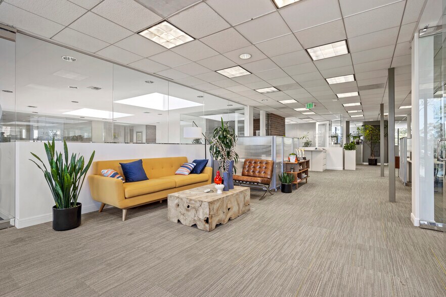 More Photos Of 7 Upper Newport Plaza Dr, Newport Beach Office For Sale