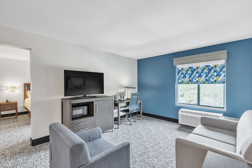 More Photos Of 4 Reynolds Mountain Blvd, Asheville Hotel For Sale