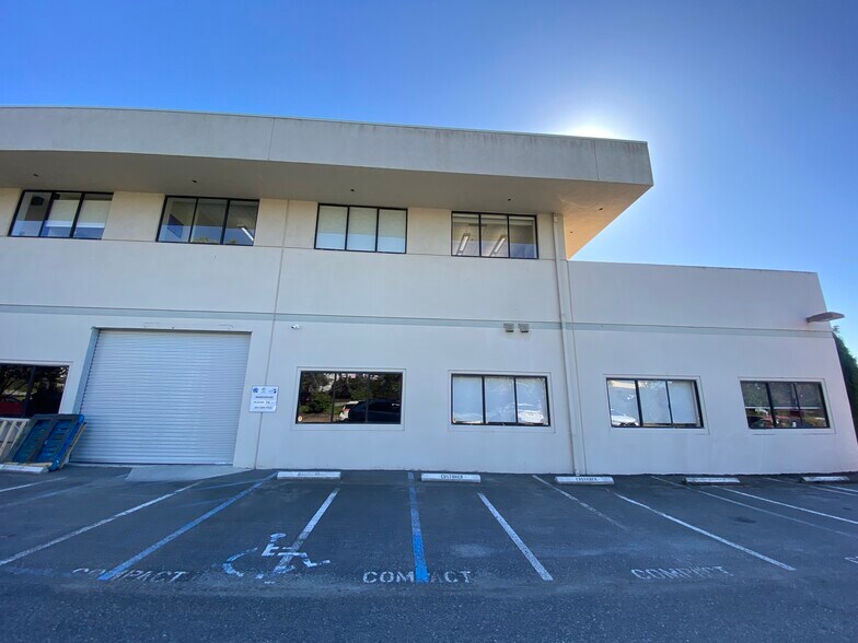 More Photos Of 5 Mandeville Ct, Monterey Flex For Sale