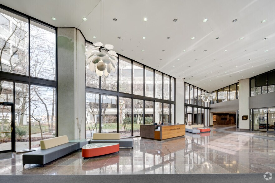 More Photos Of 2211-2215 S York Rd, Oak Brook Office For Lease