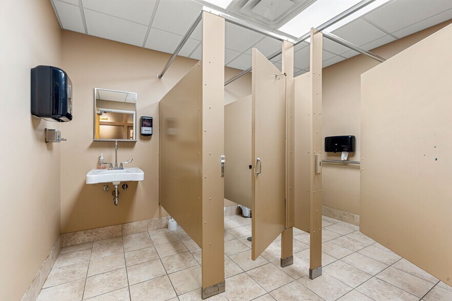 More Photos Of 222 Pearl St, New Albany Office Residential For Sale