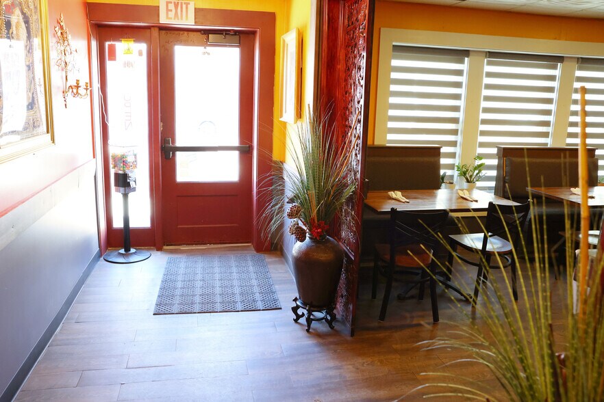 More Photos Of 909 Main St, Adel Bar For Sale