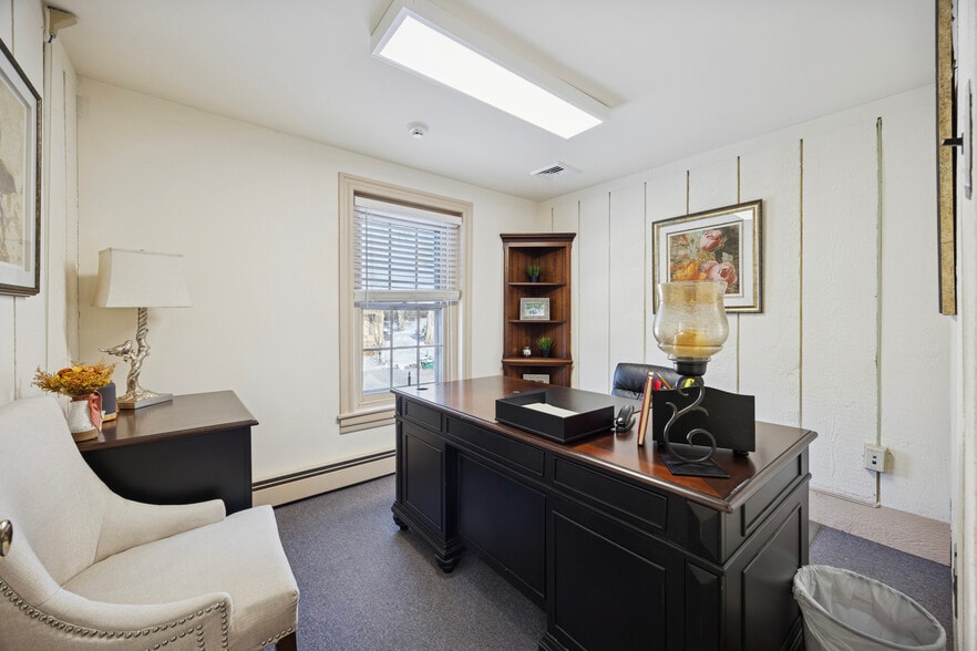 More Photos Of 46 Hilltown Pike, Line Lexington Office For Sale