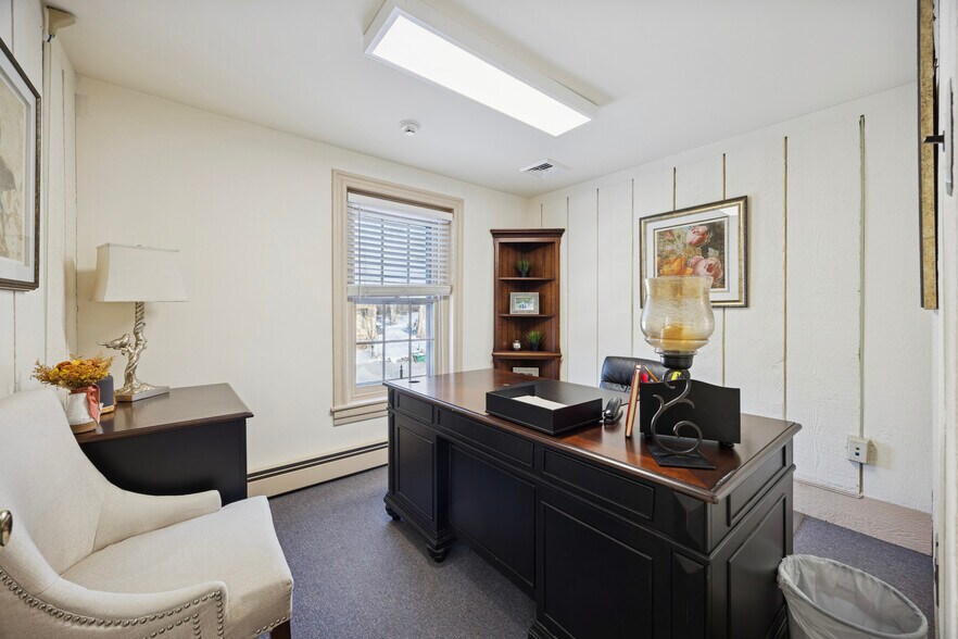 More Photos Of 46 Hilltown Pike, Line Lexington Office For Sale