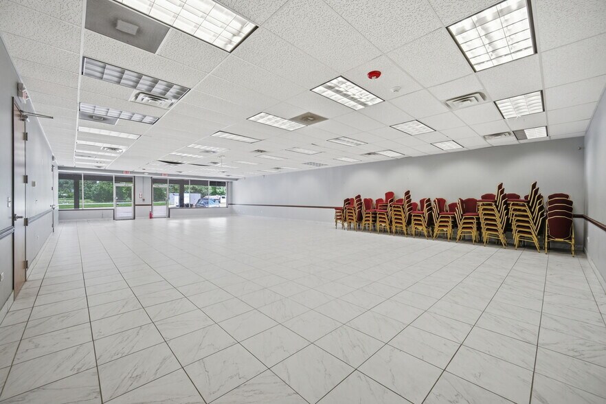 More Photos Of 944 E Roosevelt Rd, West Chicago Storefront For Lease