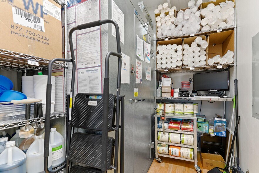 More Photos Of 1550 Lewis Center Rd, Lewis Center Freestanding For Sale