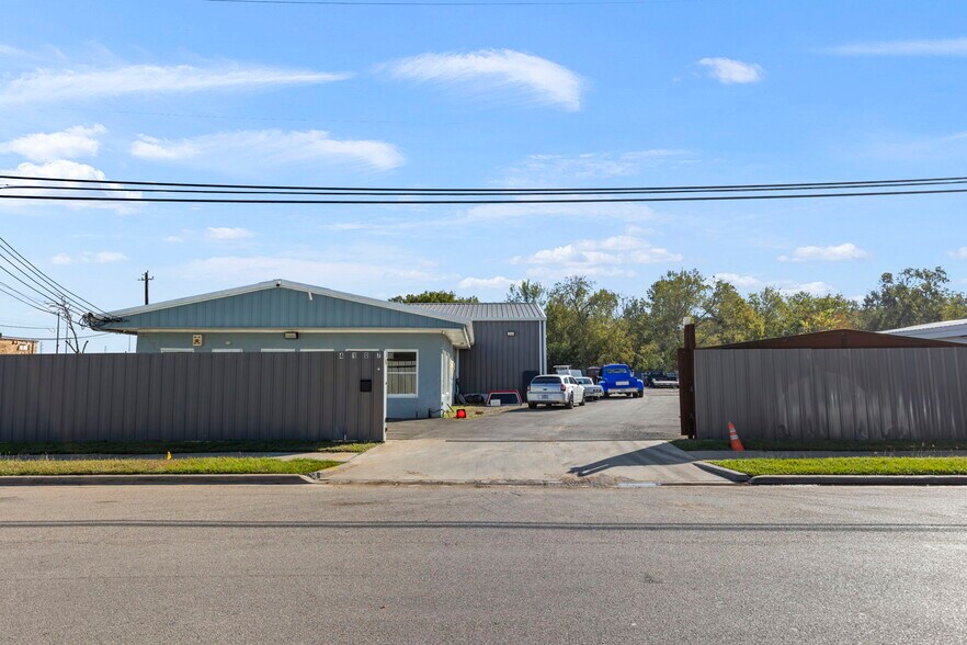 More Photos Of 4107 Weslow St, Houston Warehouse For Sale