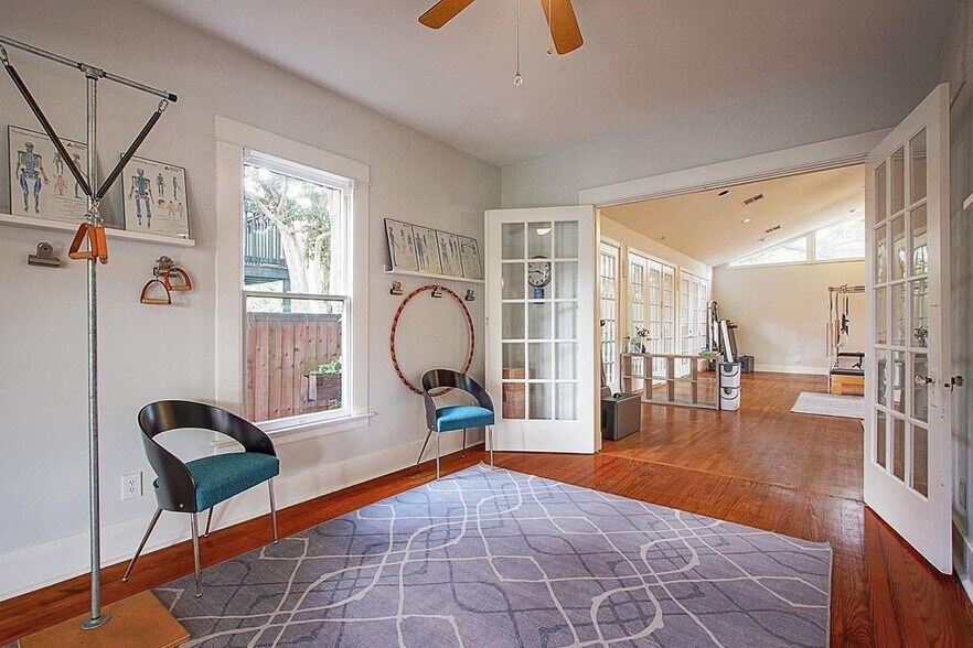 More Photos Of 108 W 10th 1/2 St, Houston Storefront Retail Office For Lease