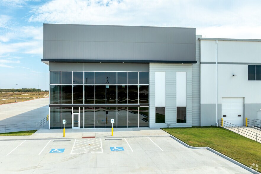 More Photos Of 1200 Pinto Rd, Wilmer Distribution For Lease