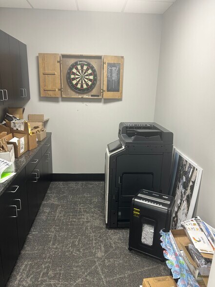 More Photos Of 1959 Sloan Pl N, Maplewood Office For Lease