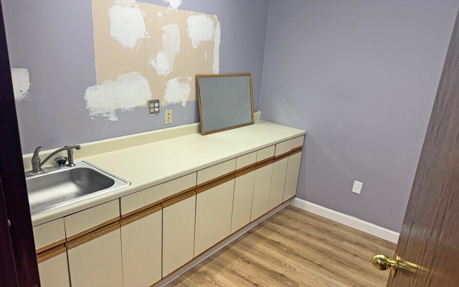 More Photos Of 24450 Evergreen Rd, Southfield Office For Sale