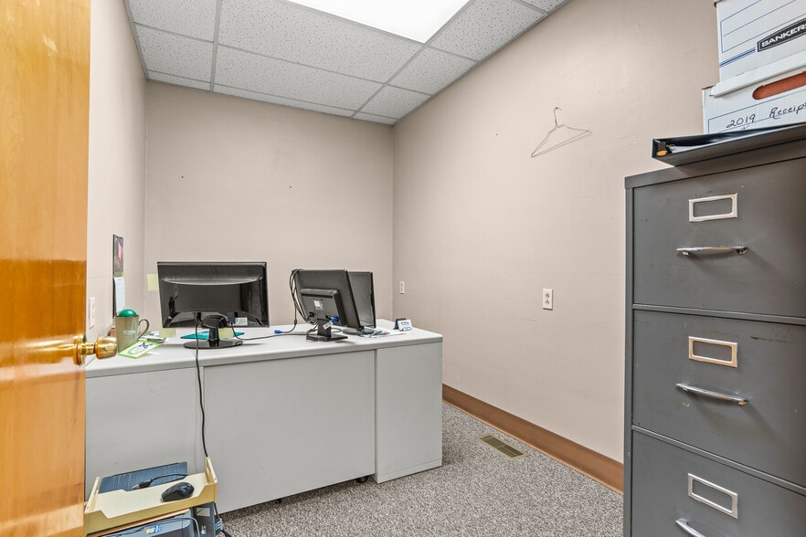More Photos Of 105 Sycamore St, Medway Medical For Sale