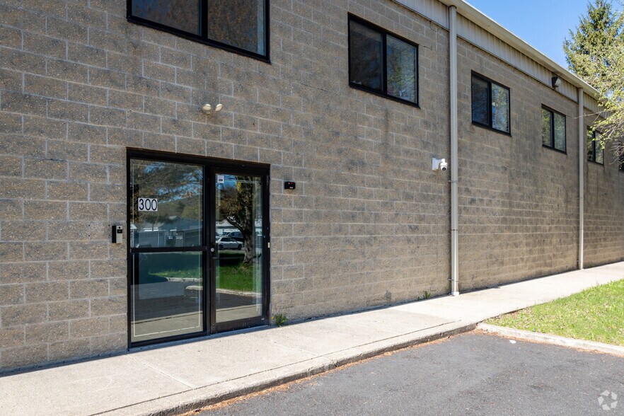 More Photos Of 300 W Stiger St, Hackettstown Distribution For Lease
