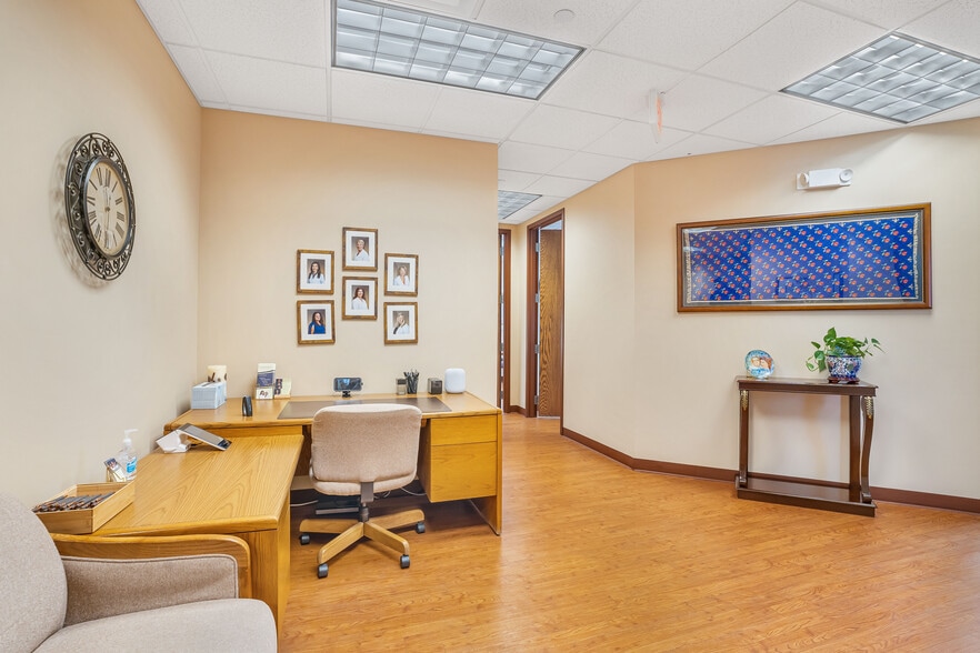 More Photos Of 1 TransAm Plaza Dr, Oakbrook Terrace Office For Sale