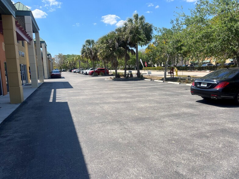 More Photos Of 1040 Collier Center Way, Naples Showroom For Lease