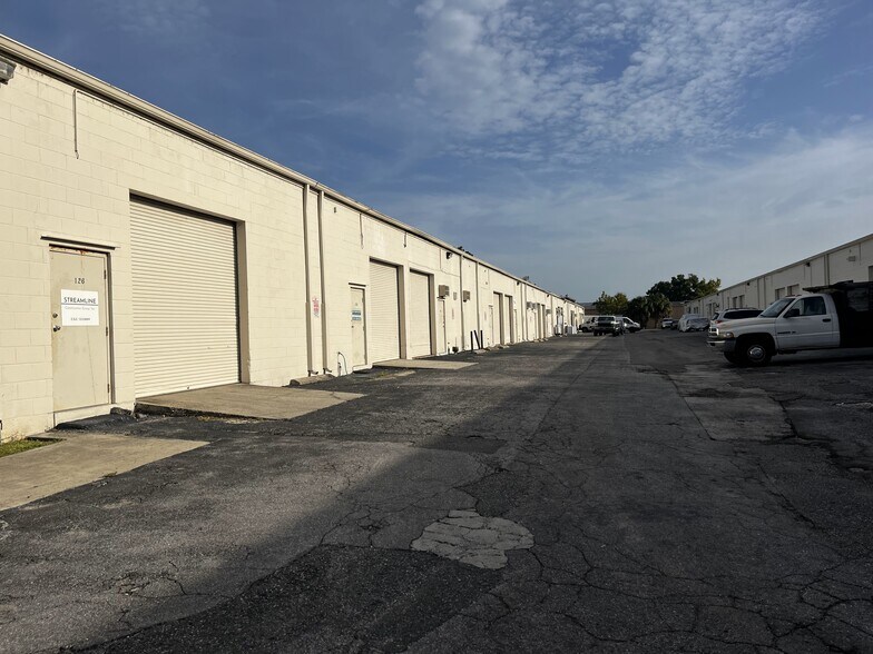 More Photos Of 174-B Semoran Commerce Pl, Apopka Light Manufacturing For Lease