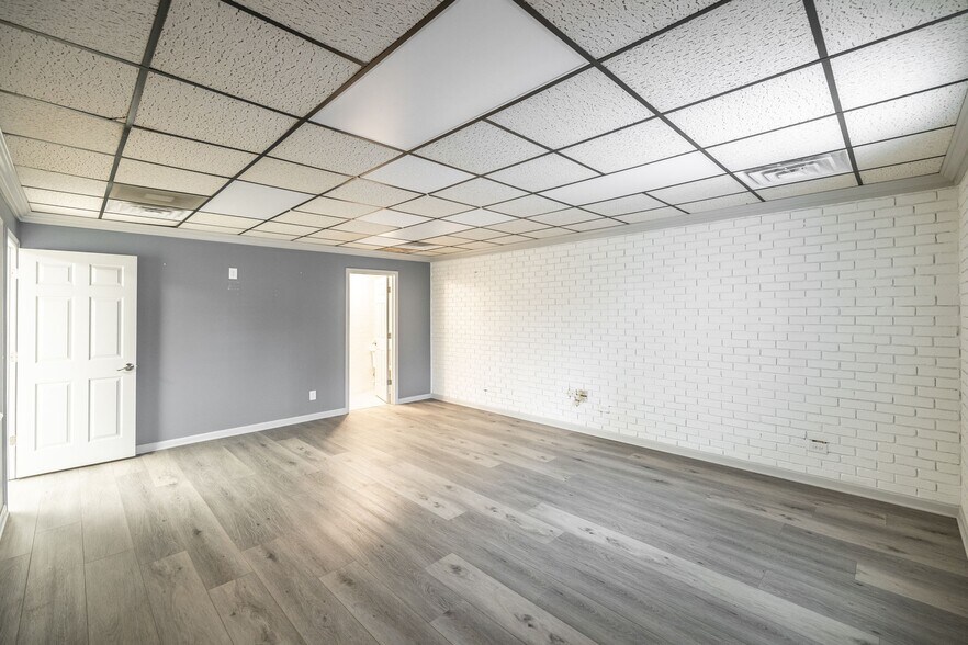 More Photos Of 363 W Main St, Hendersonville Light Distribution For Lease