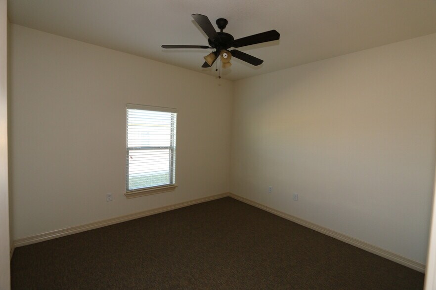 More Photos Of 2851 Joe Dimaggio Blvd, Round Rock Office For Sale