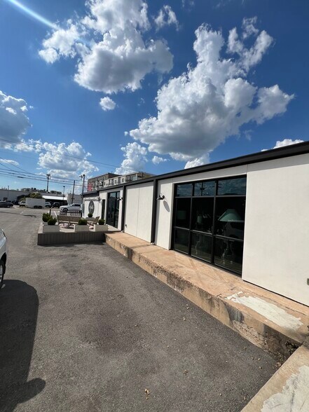 More Photos Of 6513 Burnet Ln, Austin Office For Sale