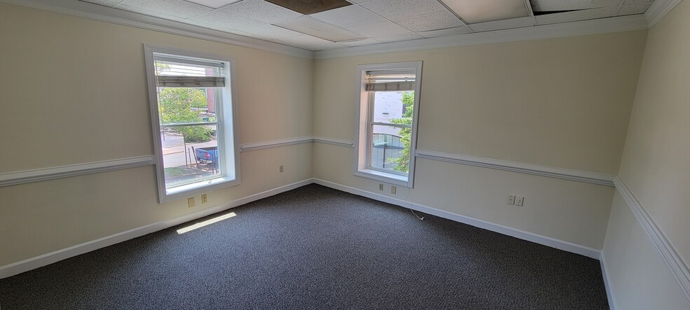 More Photos Of 7 W Queens Way, Hampton Medical For Lease