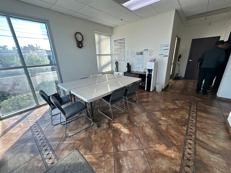 More Photos Of 7655 Kester Ave, Van Nuys Warehouse For Lease