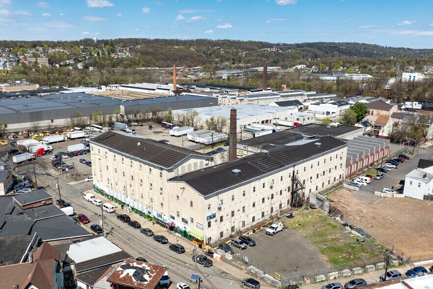 More Photos Of 185 6th Ave, Paterson Light Manufacturing For Lease