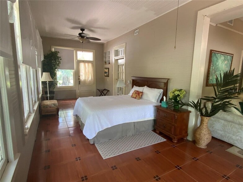 More Photos Of 606 E Oak St, Arcadia Hospitality For Sale