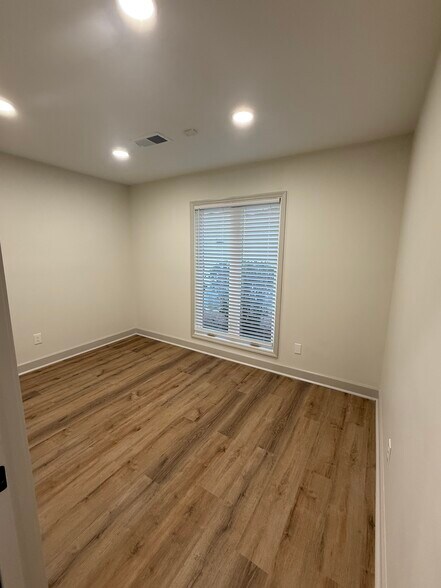 More Photos Of 5734 Windsor Dr, Columbus Office For Lease