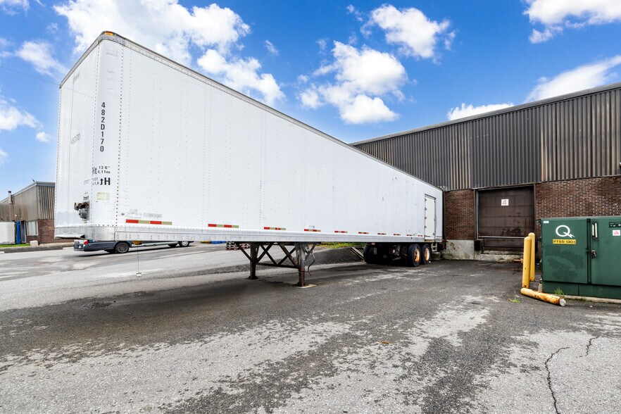 More Photos Of 16791-16821 Boul Hymus, Kirkland Warehouse For Lease