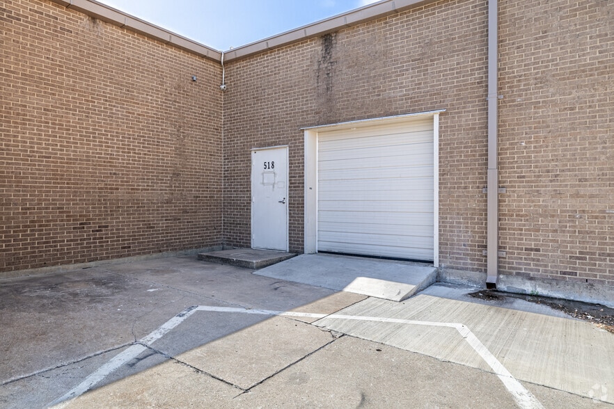 More Photos Of 2307 Springlake Rd, Farmers Branch Unknown For Lease