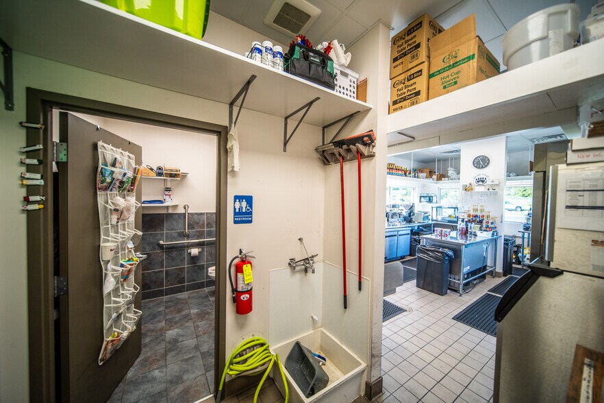 More Photos Of 190 High Point Pl NE, Byron General Retail For Sale