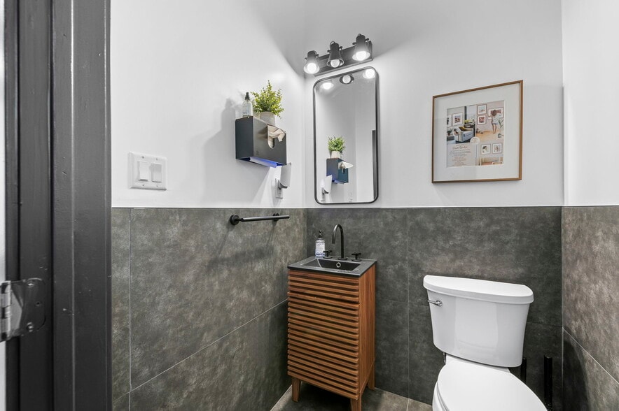 More Photos Of 9312 E US Highway 24, Independence Warehouse For Lease