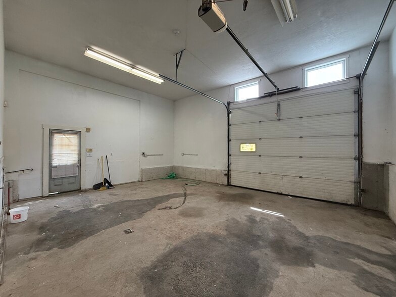 More Photos Of 44 Ellsworth St, Worcester Light Distribution For Sale