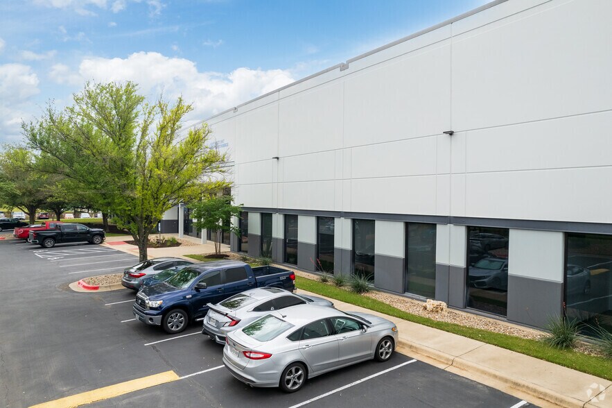 More Photos Of 1007 Heatherwilde Blvd, Pflugerville Warehouse For Lease