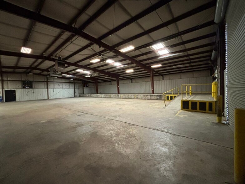 More Photos Of 1189 Joe Frank Harris Pky, Cartersville Showroom For Lease