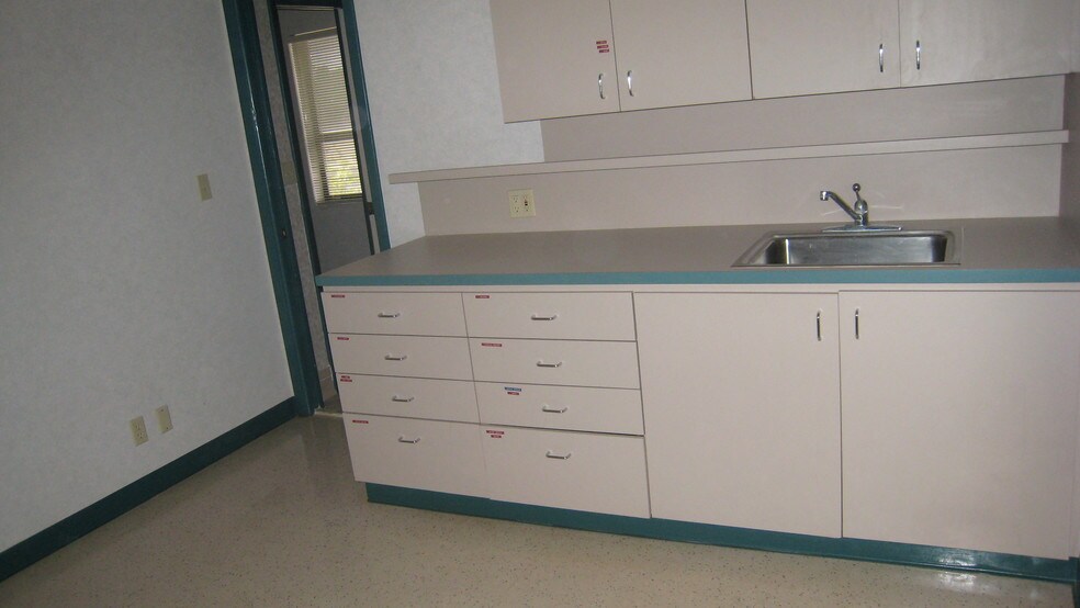 More Photos Of 7800 W Oakland Park Blvd, Sunrise Medical For Lease