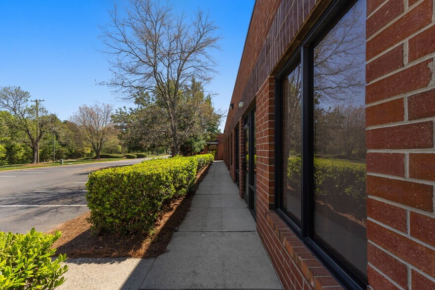 More Photos Of 1803 Associates Ln, Charlotte Showroom For Lease