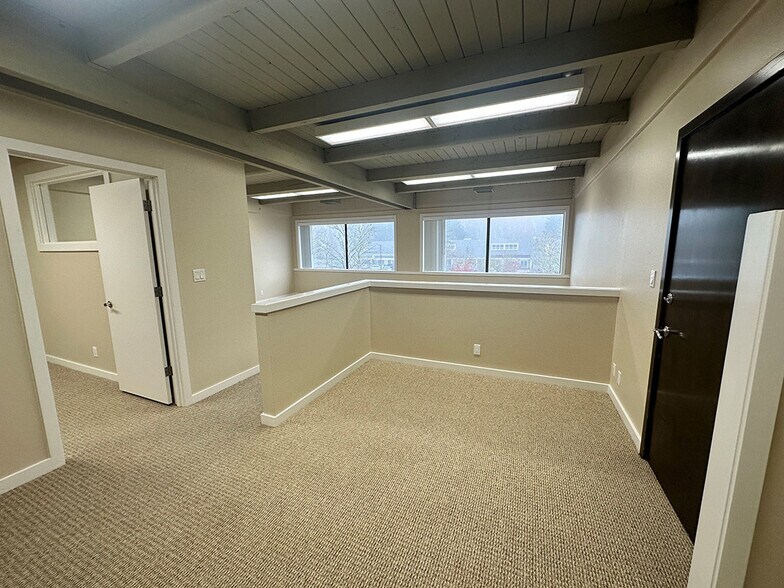 More Photos Of 31960 SW Charbonneau Dr, Wilsonville Office For Lease