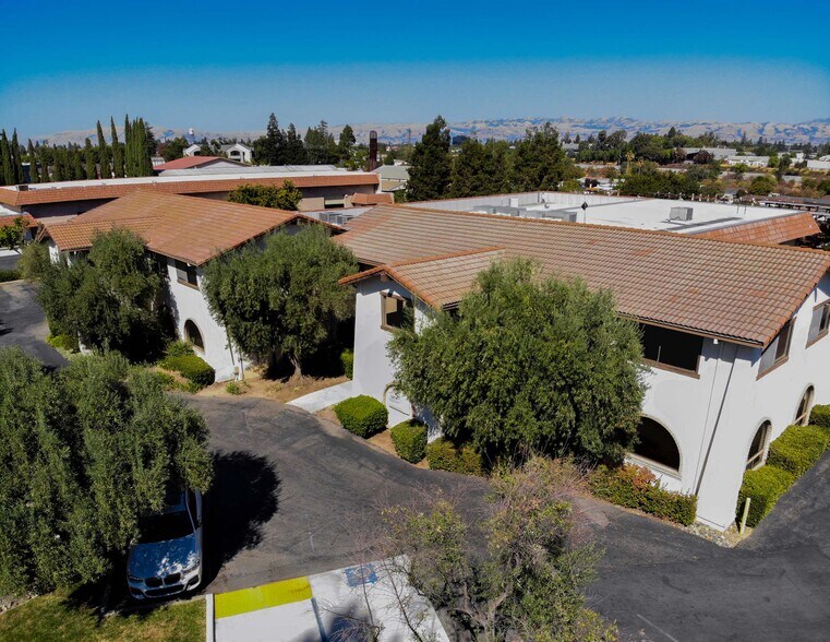 More Photos Of 740 Camden Ave, Campbell Showroom For Lease