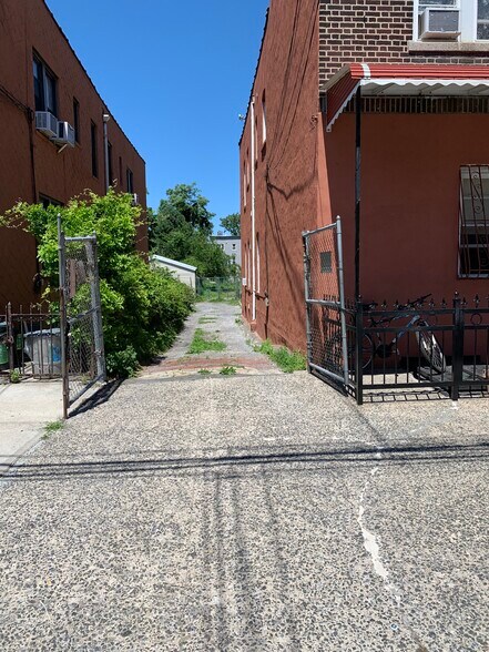 More Photos Of 30-56 14th St, Long Island City Land For Lease