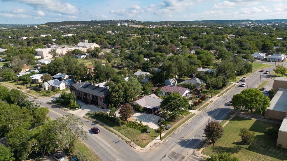 More Photos Of 504 Tivy St, Kerrville Flex For Sale