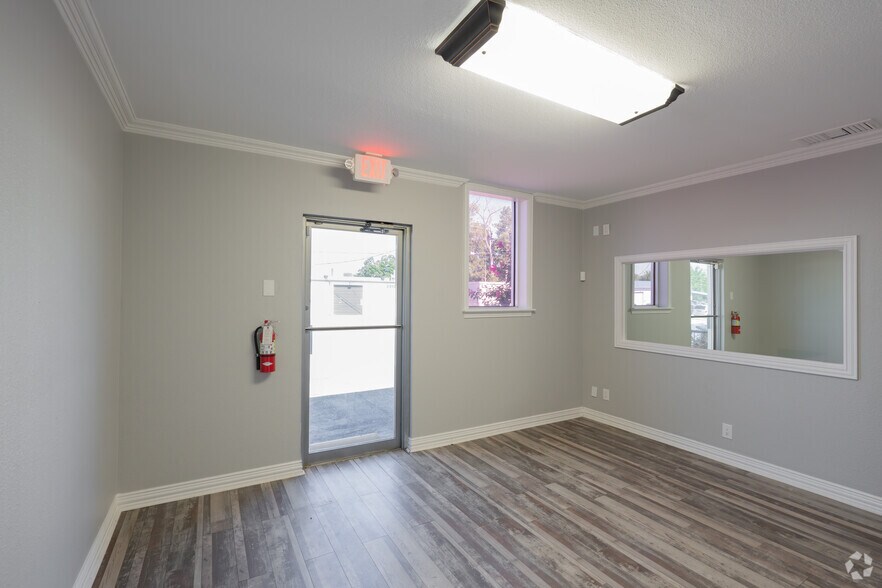 More Photos Of 2910 Edith Ln, Haltom City Light Manufacturing For Sale